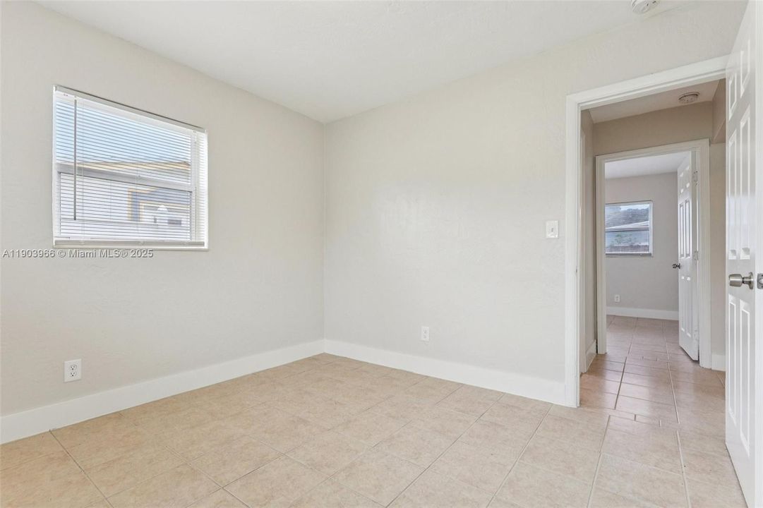 合同活跃: $389,900 (2 贝兹, 1 浴室, 920 平方英尺)