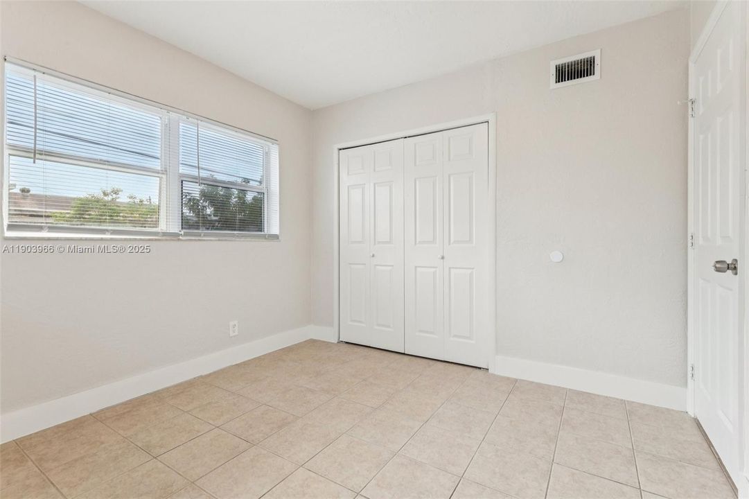 合同活跃: $389,900 (2 贝兹, 1 浴室, 920 平方英尺)