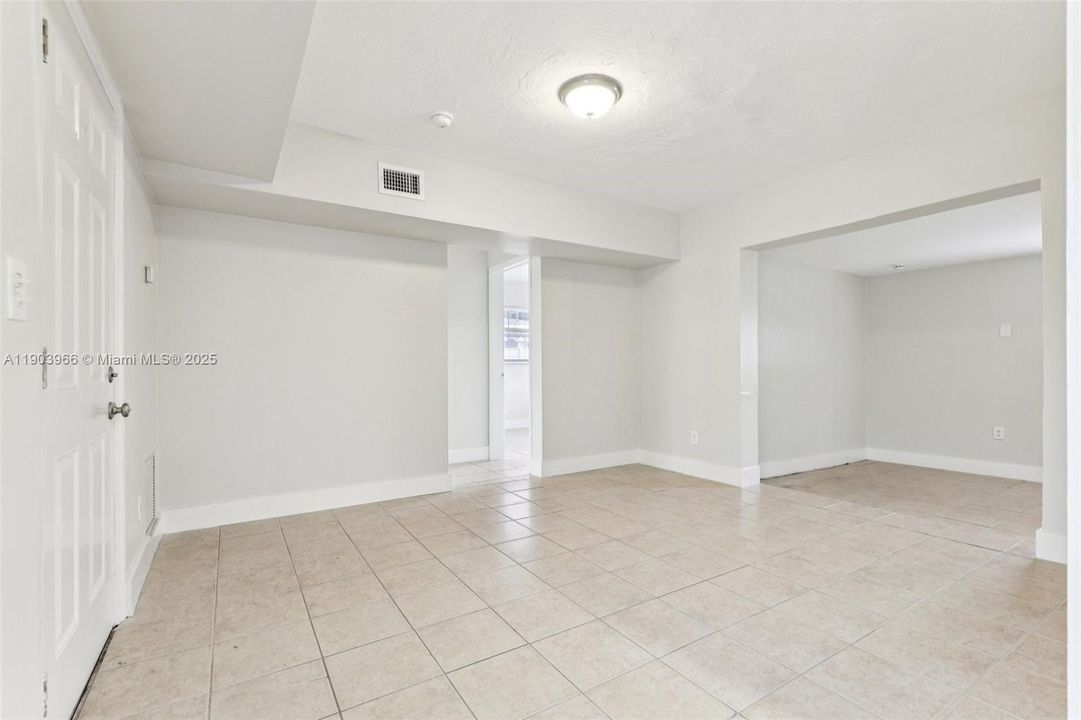 合同活跃: $389,900 (2 贝兹, 1 浴室, 920 平方英尺)