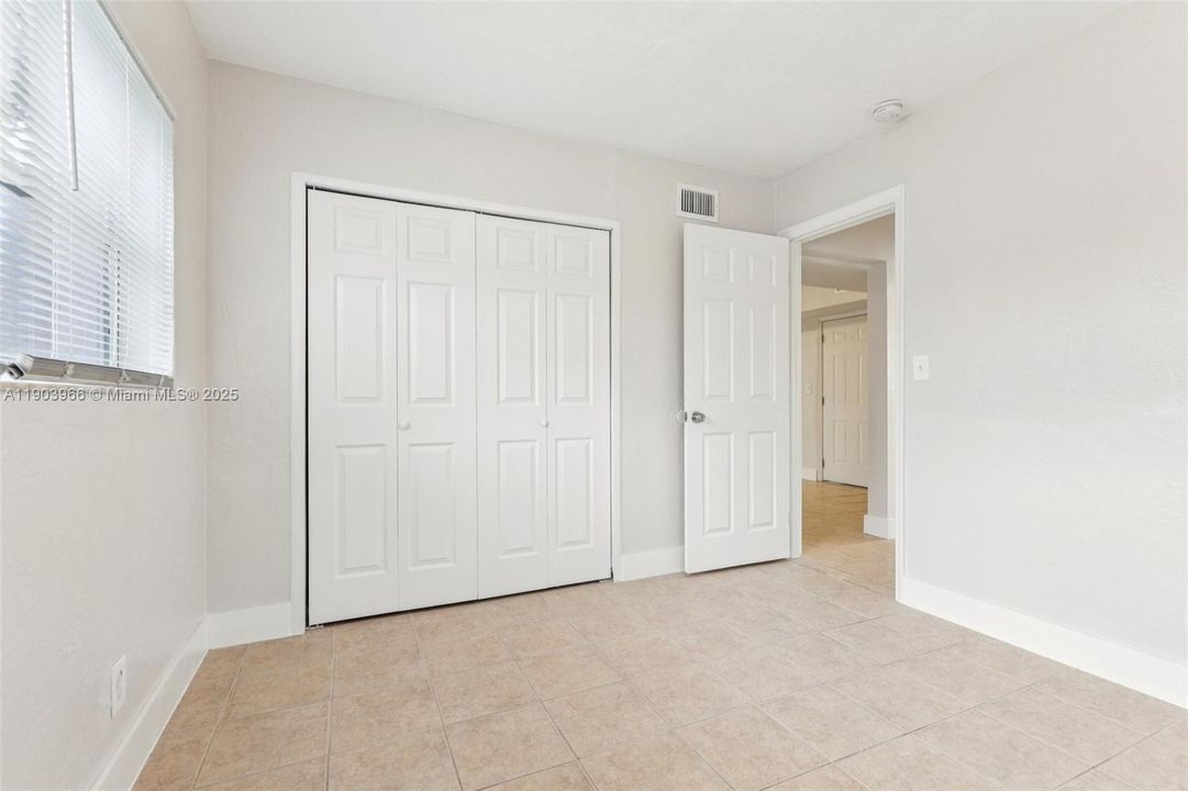 合同活跃: $389,900 (2 贝兹, 1 浴室, 920 平方英尺)