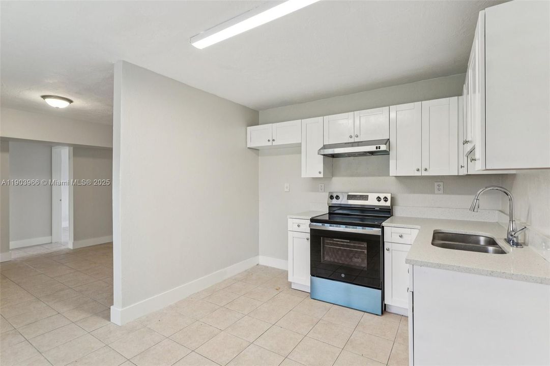 合同活跃: $389,900 (2 贝兹, 1 浴室, 920 平方英尺)