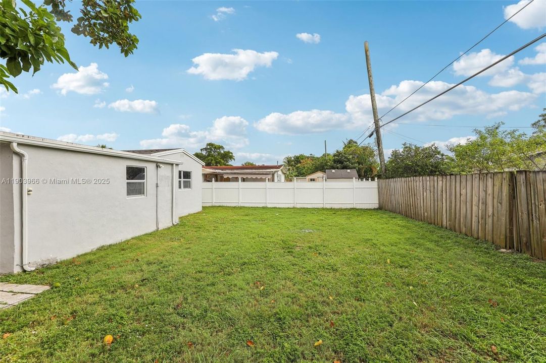 合同活跃: $389,900 (2 贝兹, 1 浴室, 920 平方英尺)