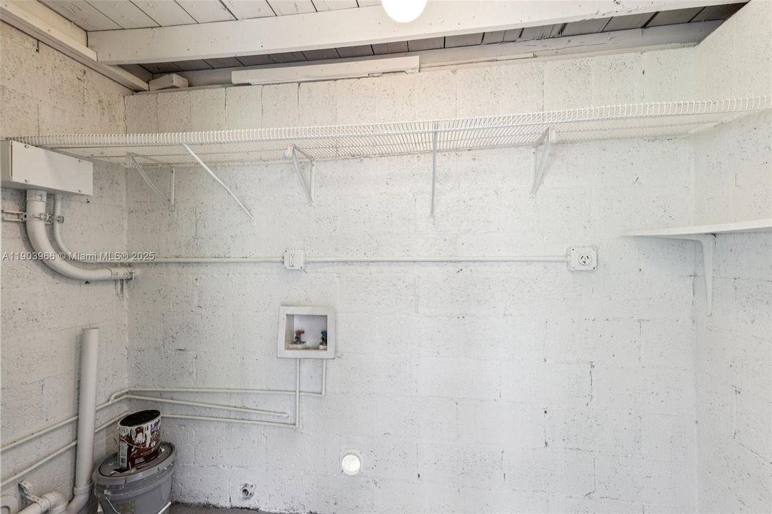 合同活跃: $389,900 (2 贝兹, 1 浴室, 920 平方英尺)