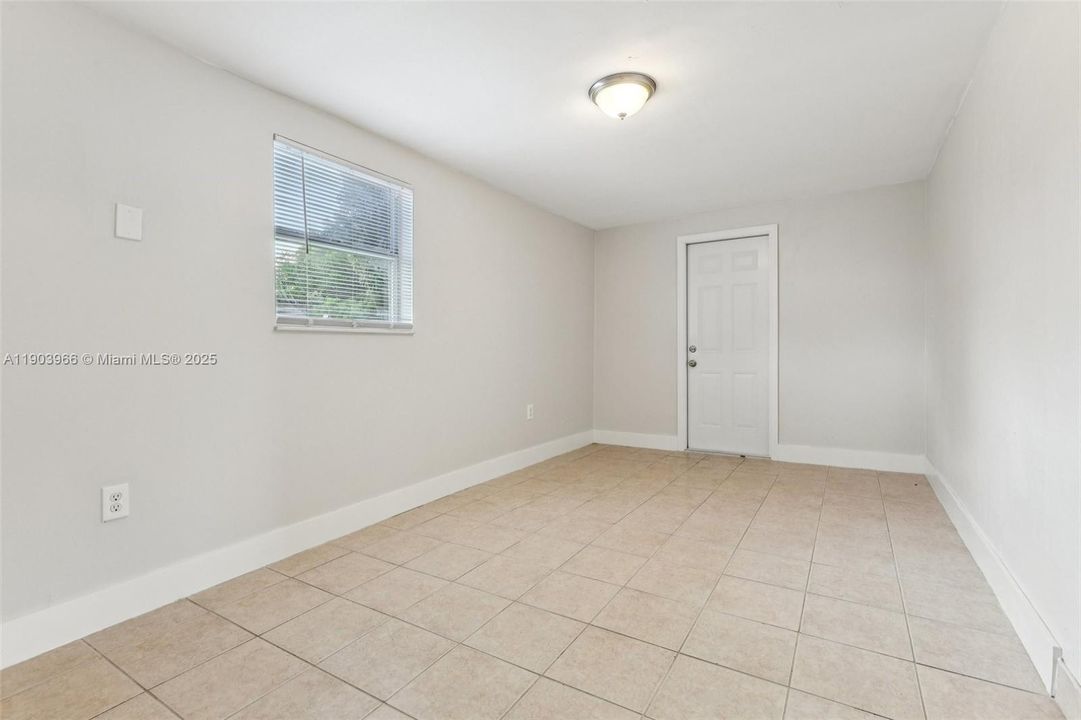 合同活跃: $389,900 (2 贝兹, 1 浴室, 920 平方英尺)