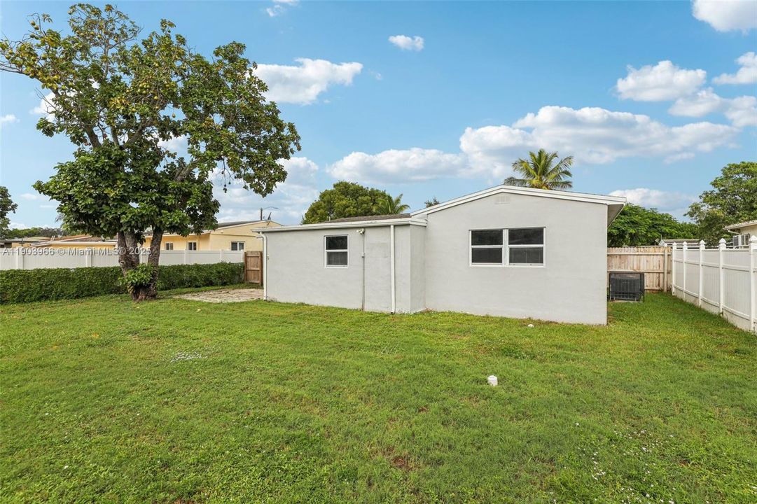 合同活跃: $389,900 (2 贝兹, 1 浴室, 920 平方英尺)