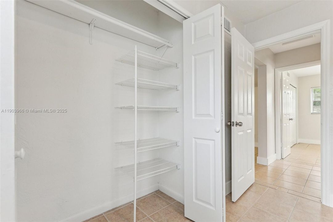 合同活跃: $389,900 (2 贝兹, 1 浴室, 920 平方英尺)