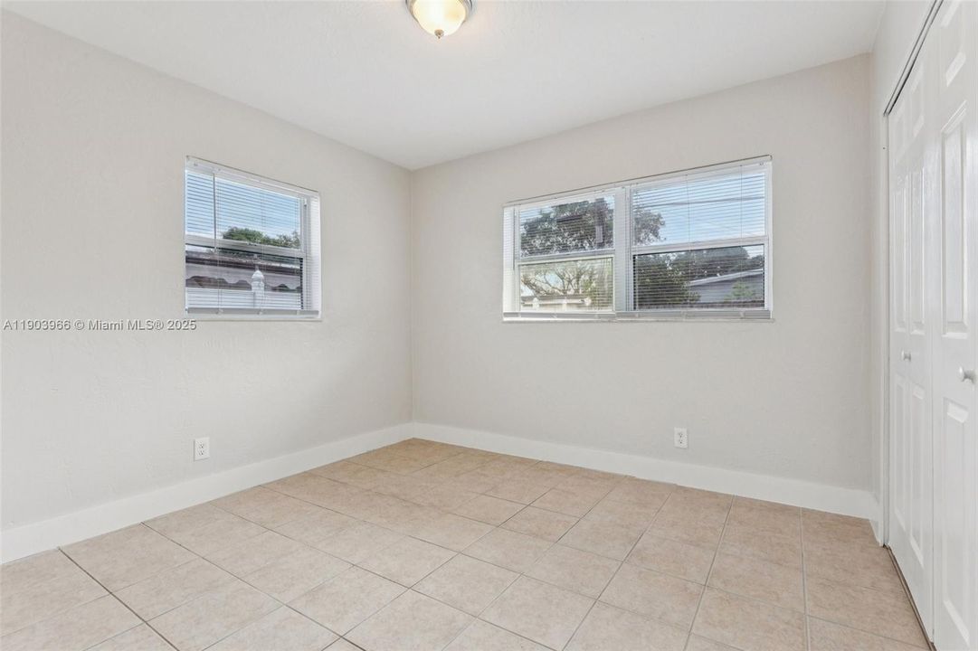 合同活跃: $389,900 (2 贝兹, 1 浴室, 920 平方英尺)