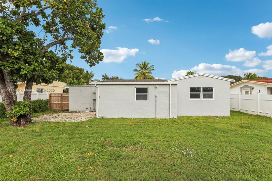 合同活跃: $389,900 (2 贝兹, 1 浴室, 920 平方英尺)