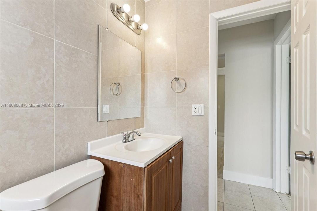 合同活跃: $389,900 (2 贝兹, 1 浴室, 920 平方英尺)