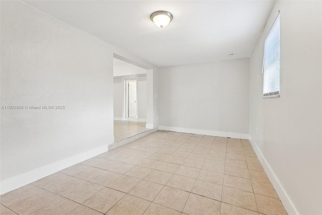 合同活跃: $389,900 (2 贝兹, 1 浴室, 920 平方英尺)