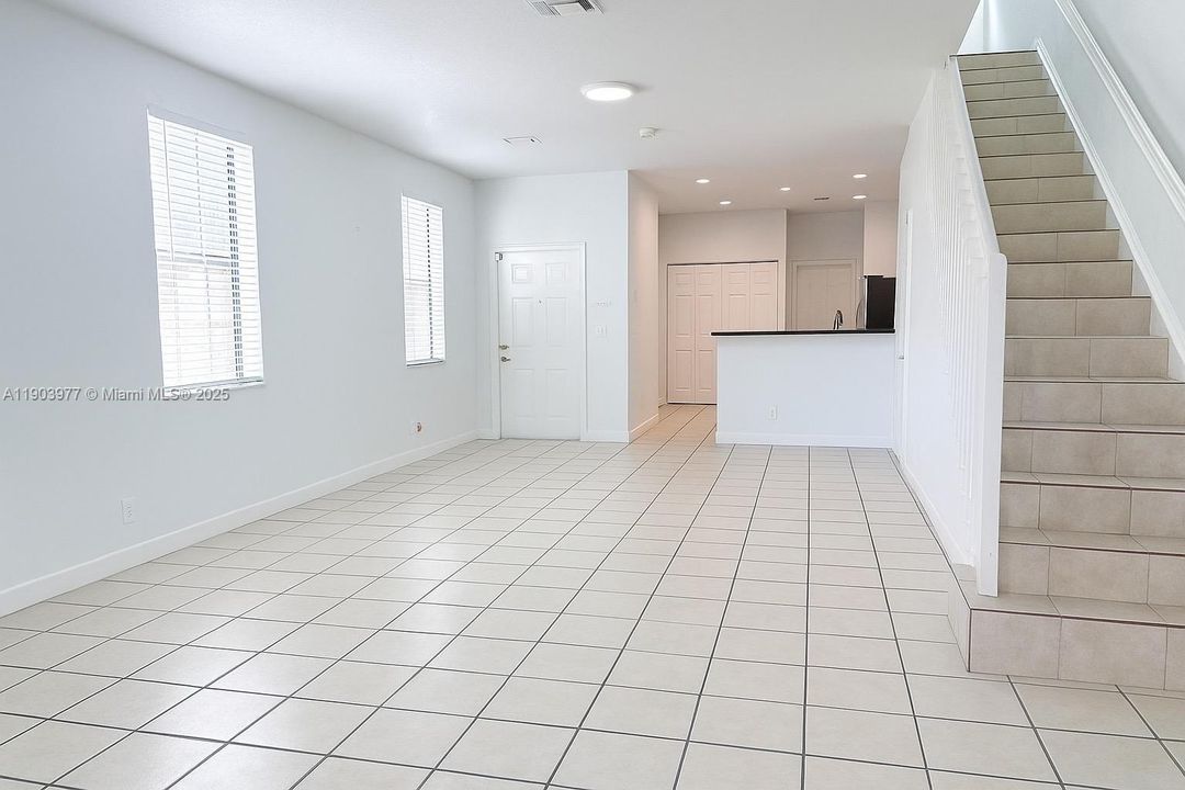 出租: $3,800 (4 贝兹, 2 浴室, 1790 平方英尺)