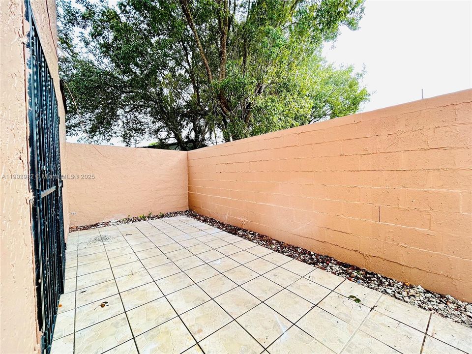 Active With Contract: $369,000 (2 beds, 2 baths, 1015 Square Feet)