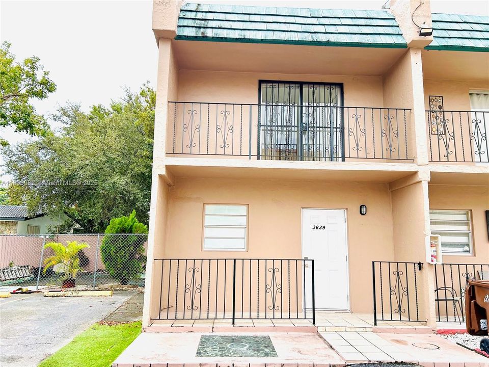 Active With Contract: $369,000 (2 beds, 2 baths, 1015 Square Feet)