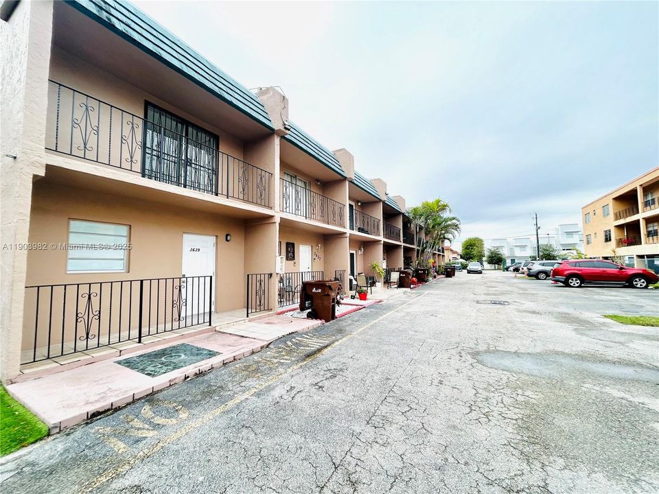Active With Contract: $369,000 (2 beds, 2 baths, 1015 Square Feet)