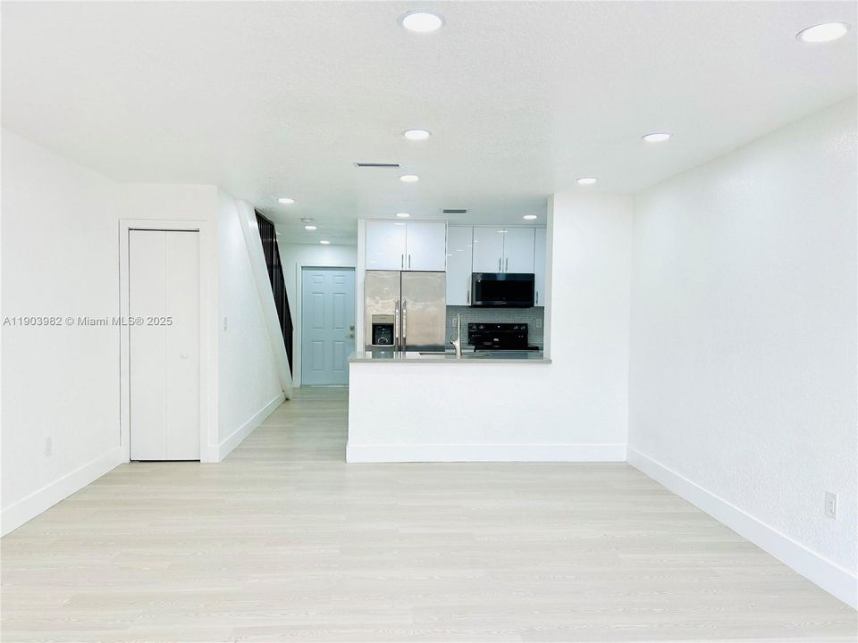 Active With Contract: $369,000 (2 beds, 2 baths, 1015 Square Feet)