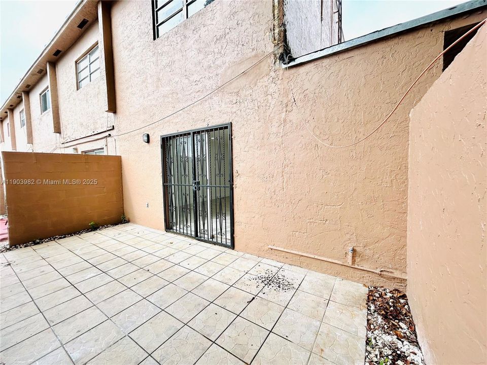 Active With Contract: $369,000 (2 beds, 2 baths, 1015 Square Feet)