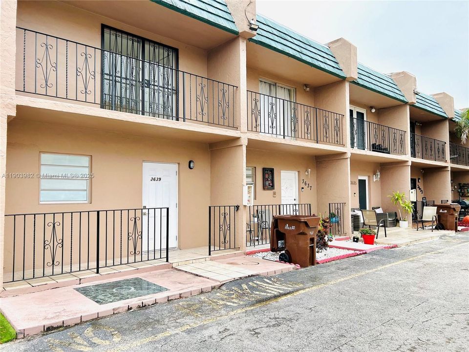 Active With Contract: $369,000 (2 beds, 2 baths, 1015 Square Feet)