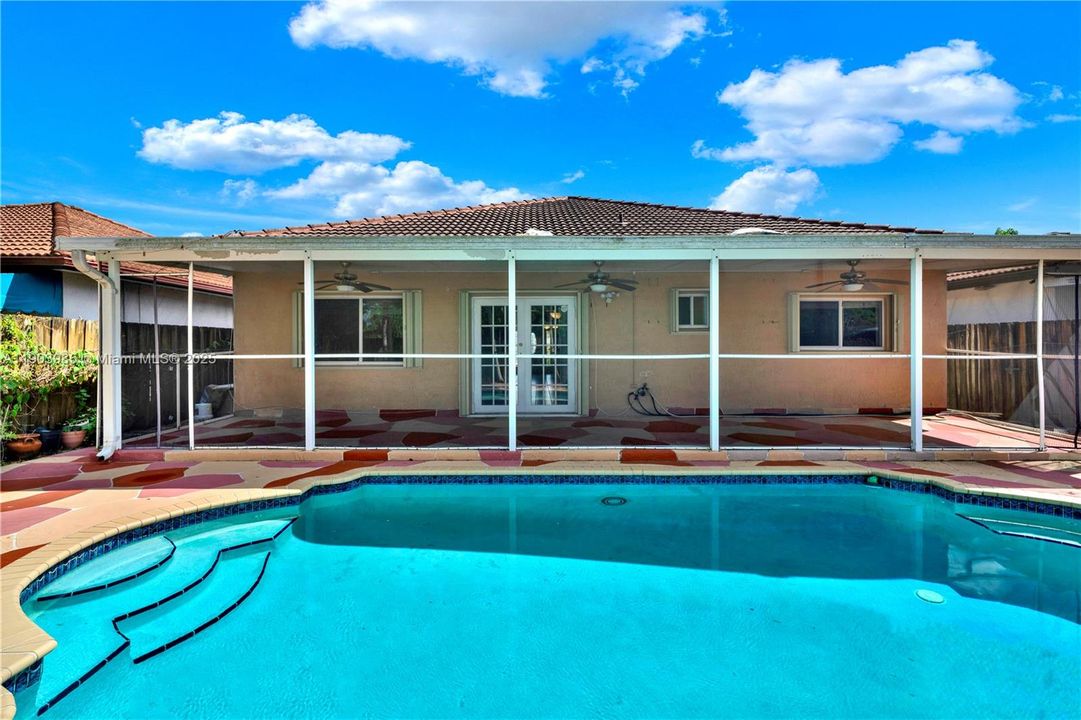 For Rent: $3,550 (3 beds, 2 baths, 1902 Square Feet)