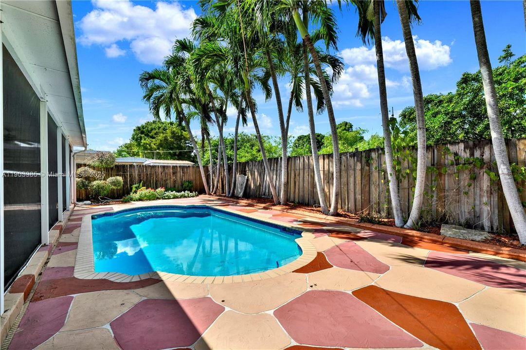 For Rent: $3,550 (3 beds, 2 baths, 1902 Square Feet)