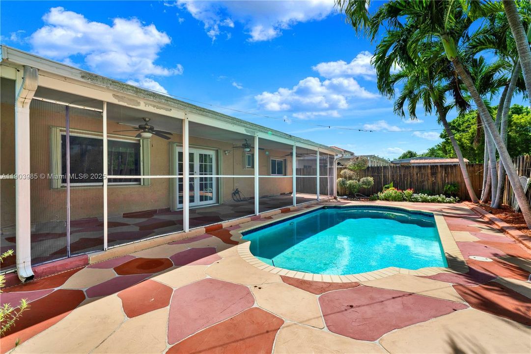 For Rent: $3,550 (3 beds, 2 baths, 1902 Square Feet)