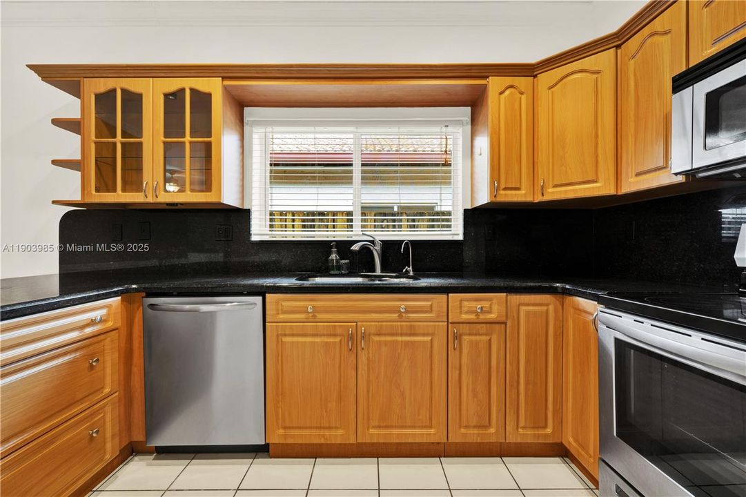 For Rent: $3,550 (3 beds, 2 baths, 1902 Square Feet)