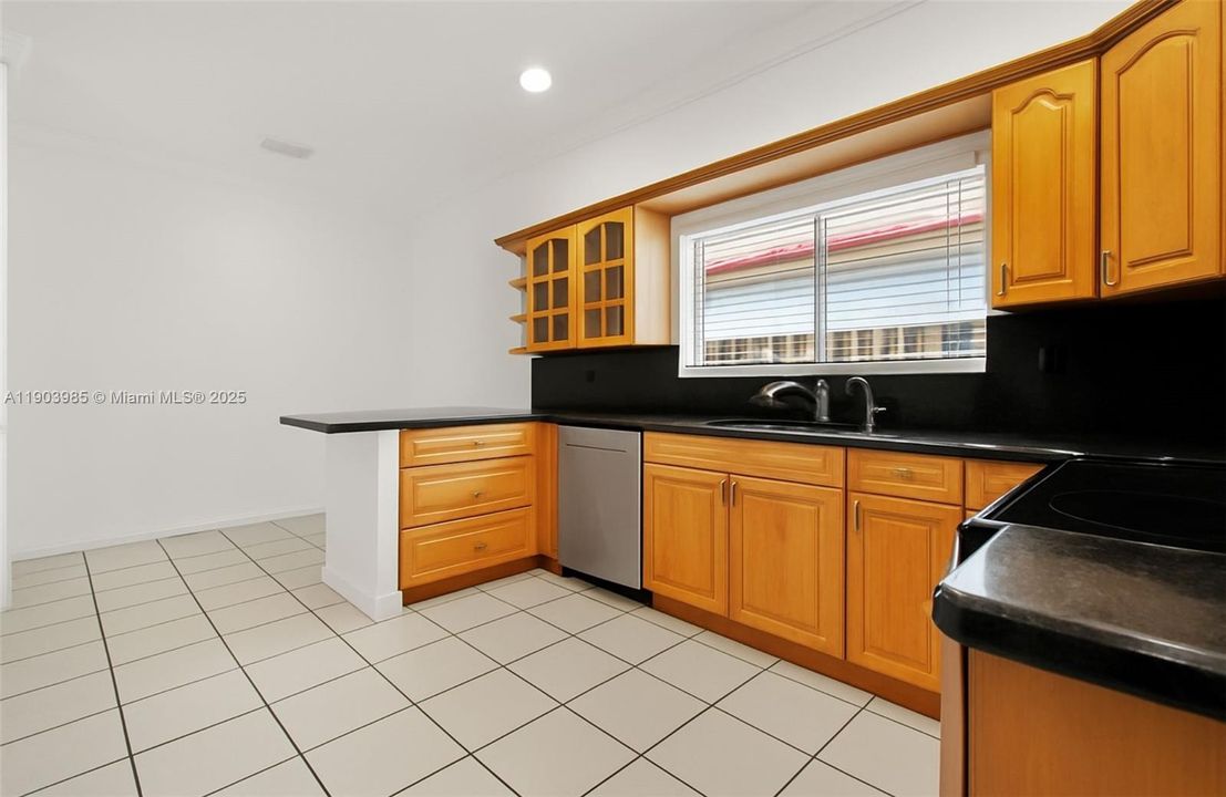 For Rent: $3,550 (3 beds, 2 baths, 1902 Square Feet)