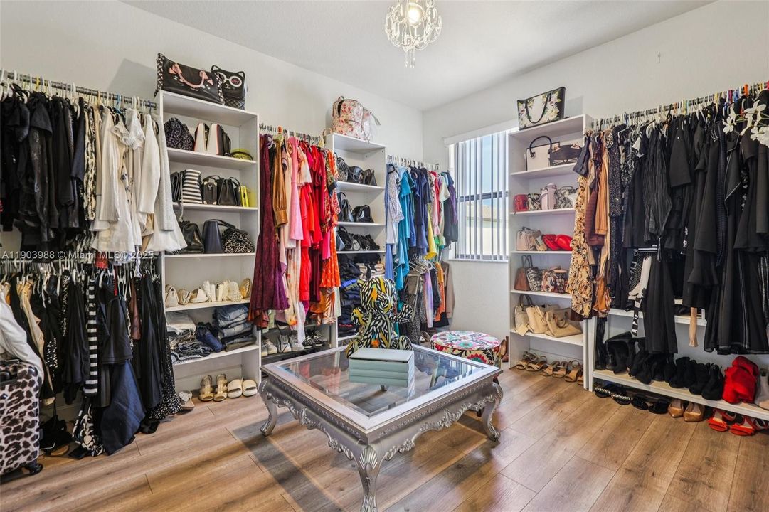 For Sale: $645,000 (5 beds, 3 baths, 2916 Square Feet)