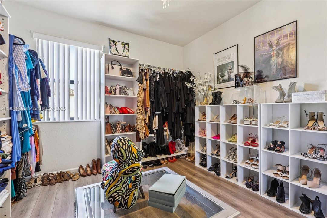 For Sale: $645,000 (5 beds, 3 baths, 2916 Square Feet)