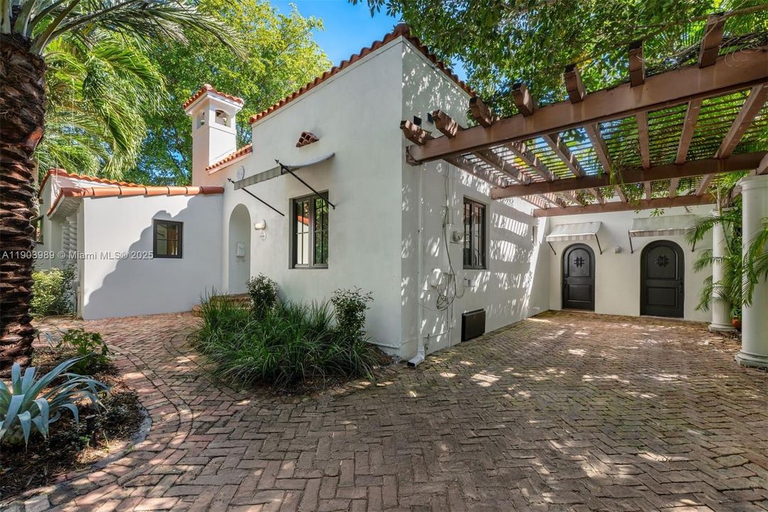 For Sale: $3,250,000 (4 beds, 3 baths, 2615 Square Feet)