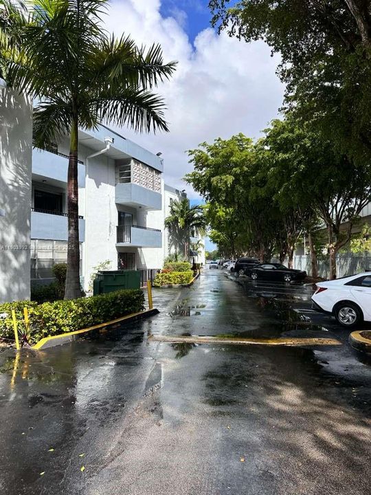 Active With Contract: $2,350 (2 beds, 1 baths, 866 Square Feet)