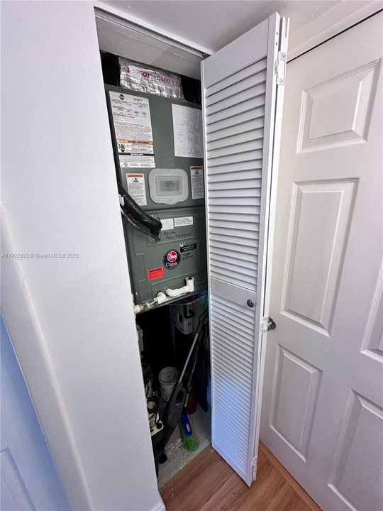 Active With Contract: $2,350 (2 beds, 1 baths, 866 Square Feet)