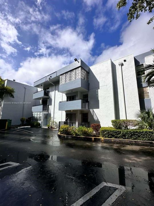 Active With Contract: $2,350 (2 beds, 1 baths, 866 Square Feet)