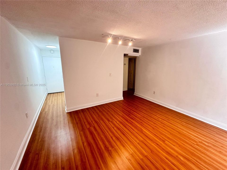 Active With Contract: $2,350 (2 beds, 1 baths, 866 Square Feet)