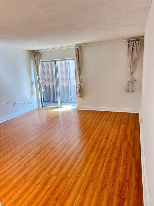 Active With Contract: $2,350 (2 beds, 1 baths, 866 Square Feet)