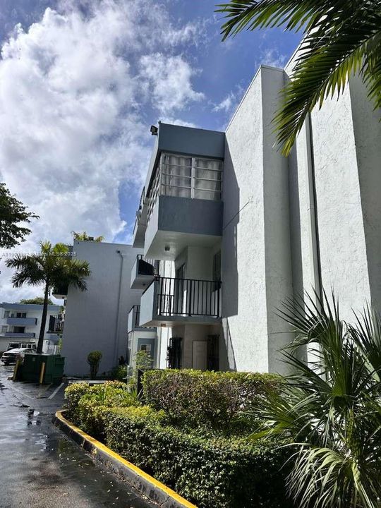 Active With Contract: $2,350 (2 beds, 1 baths, 866 Square Feet)