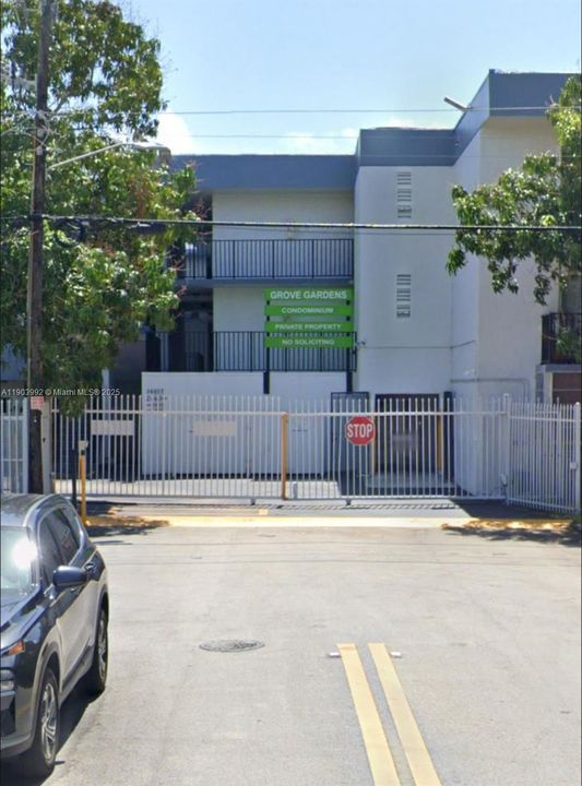 Active With Contract: $2,350 (2 beds, 1 baths, 866 Square Feet)