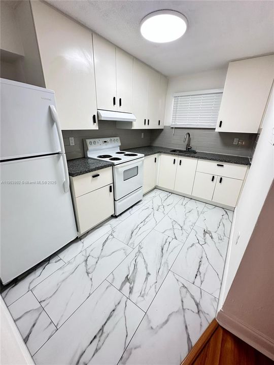 Active With Contract: $2,350 (2 beds, 1 baths, 866 Square Feet)