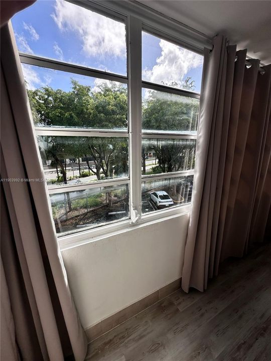 Active With Contract: $2,350 (2 beds, 1 baths, 866 Square Feet)