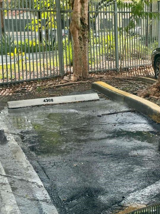 Active With Contract: $2,350 (2 beds, 1 baths, 866 Square Feet)