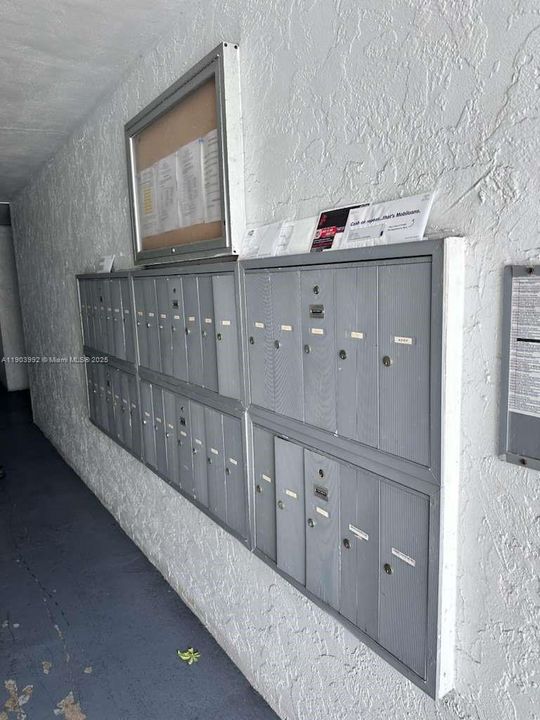 Active With Contract: $2,350 (2 beds, 1 baths, 866 Square Feet)