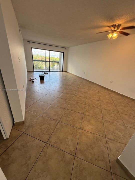 For Rent: $2,300 (2 beds, 2 baths, 1000 Square Feet)