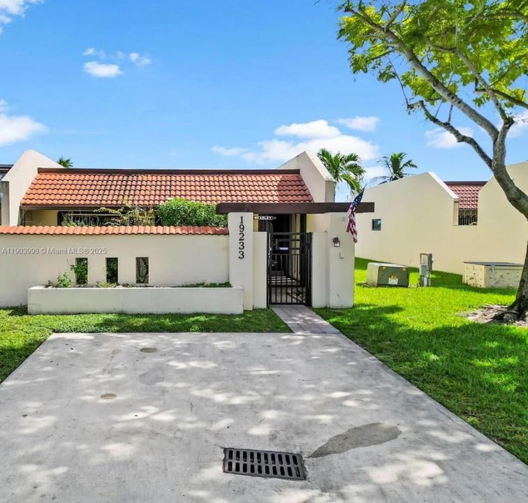 Под контрактом: $465,000 (3 спален, 2 ванн, 1431 Квадратных фут)