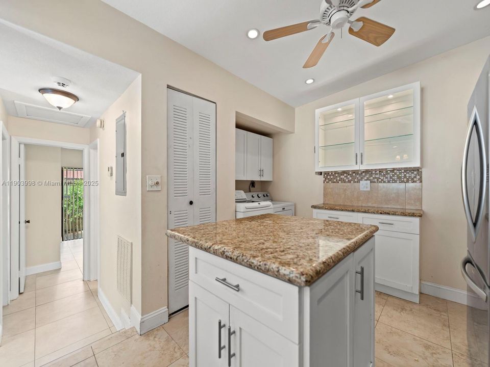 Под контрактом: $465,000 (3 спален, 2 ванн, 1431 Квадратных фут)