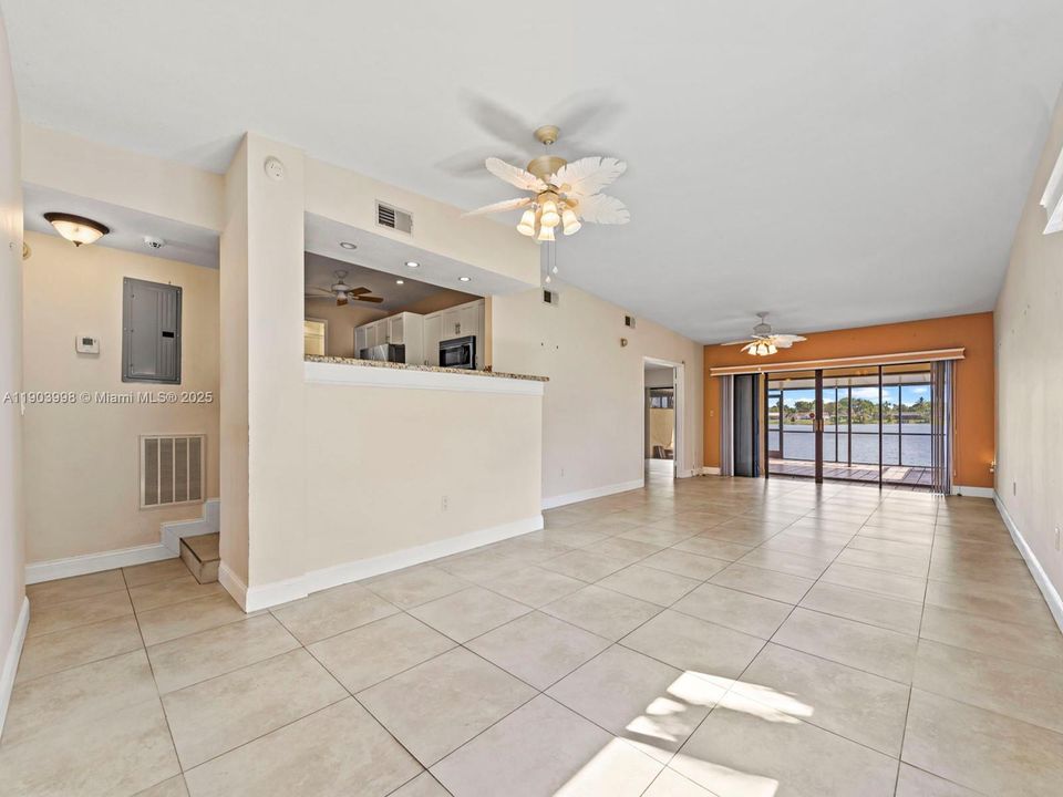 Под контрактом: $465,000 (3 спален, 2 ванн, 1431 Квадратных фут)