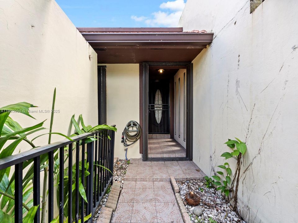 Под контрактом: $465,000 (3 спален, 2 ванн, 1431 Квадратных фут)