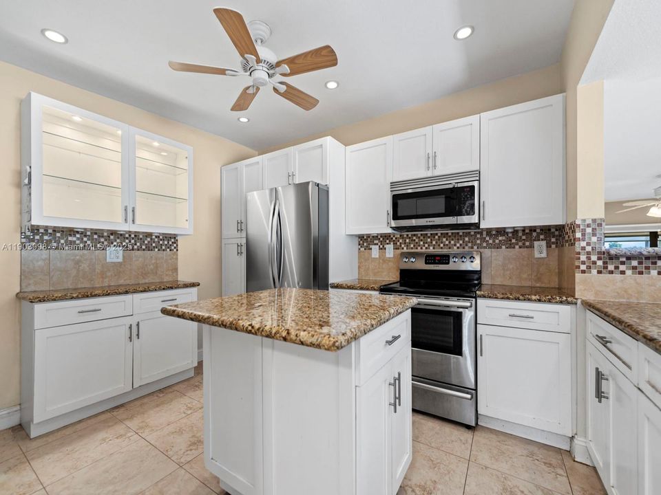 Под контрактом: $465,000 (3 спален, 2 ванн, 1431 Квадратных фут)