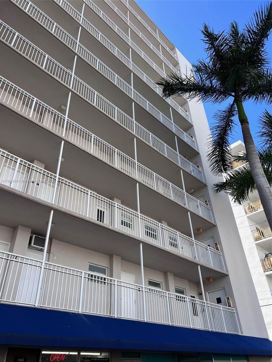 For Sale: $282,000 (1 beds, 1 baths, 730 Square Feet)