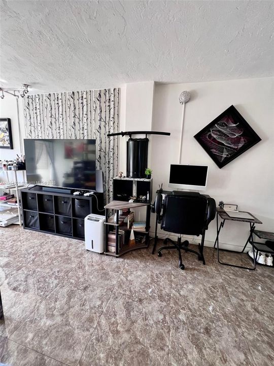 For Sale: $282,000 (1 beds, 1 baths, 730 Square Feet)