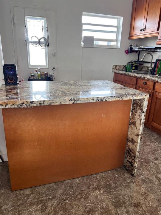 For Sale: $282,000 (1 beds, 1 baths, 730 Square Feet)