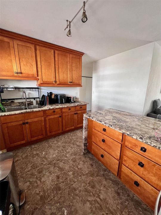 For Sale: $282,000 (1 beds, 1 baths, 730 Square Feet)